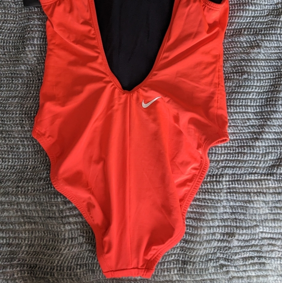 Nike Swimming logo swimsuit in red - Picture 6 of 9